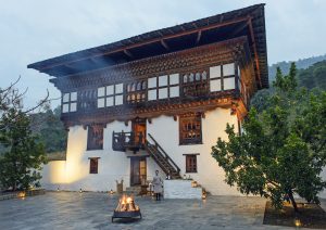 rs1845_amankora-punakha-lodge-courtyard-night-lpr